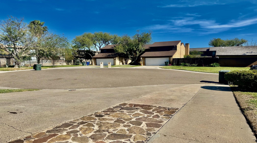 16 Quadrangle Cir, Laredo, Texas 78041, 3 Bedrooms Bedrooms, 7 Rooms Rooms,2 BathroomsBathrooms,Residential,For Sale,16 Quadrangle Cir,20263889