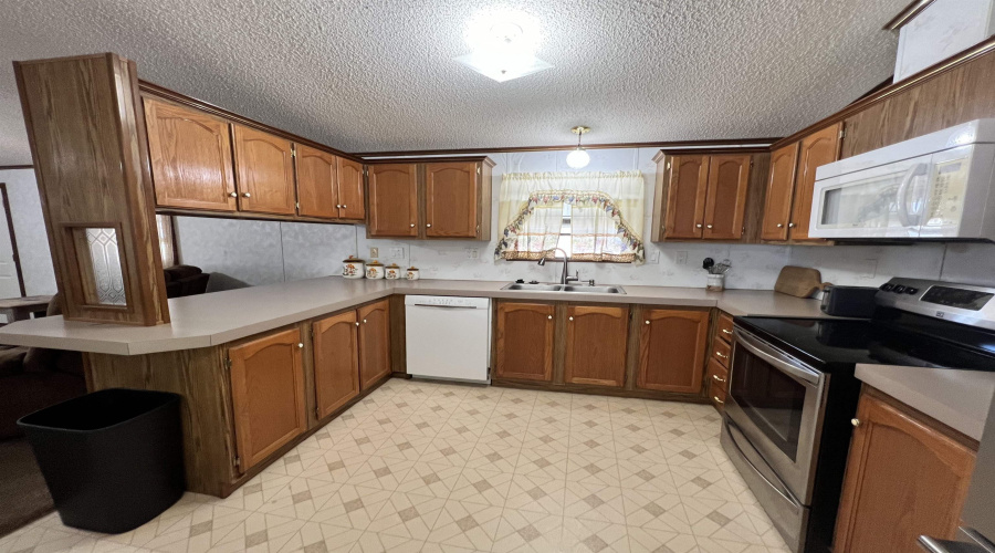 102 Autumn Ln., Zapata, Texas 78076, 2 Bedrooms Bedrooms, 4 Rooms Rooms,2 BathroomsBathrooms,Residential,For Sale,102 Autumn Ln.,20263893