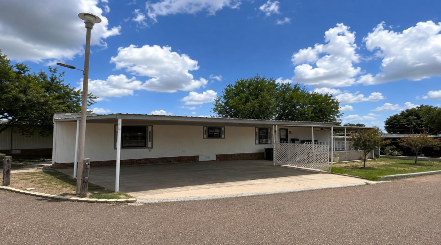 102 Autumn Ln., Zapata, Texas 78076, 2 Bedrooms Bedrooms, 4 Rooms Rooms,2 BathroomsBathrooms,Residential,For Sale,102 Autumn Ln.,20263893
