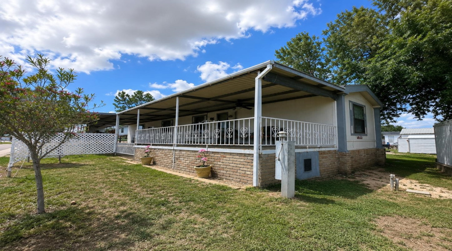 102 Autumn Ln., Zapata, Texas 78076, 2 Bedrooms Bedrooms, 4 Rooms Rooms,2 BathroomsBathrooms,Residential,For Sale,102 Autumn Ln.,20263893