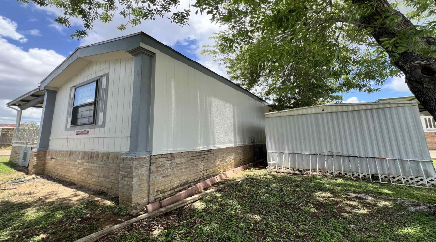 102 Autumn Ln., Zapata, Texas 78076, 2 Bedrooms Bedrooms, 4 Rooms Rooms,2 BathroomsBathrooms,Residential,For Sale,102 Autumn Ln.,20263893