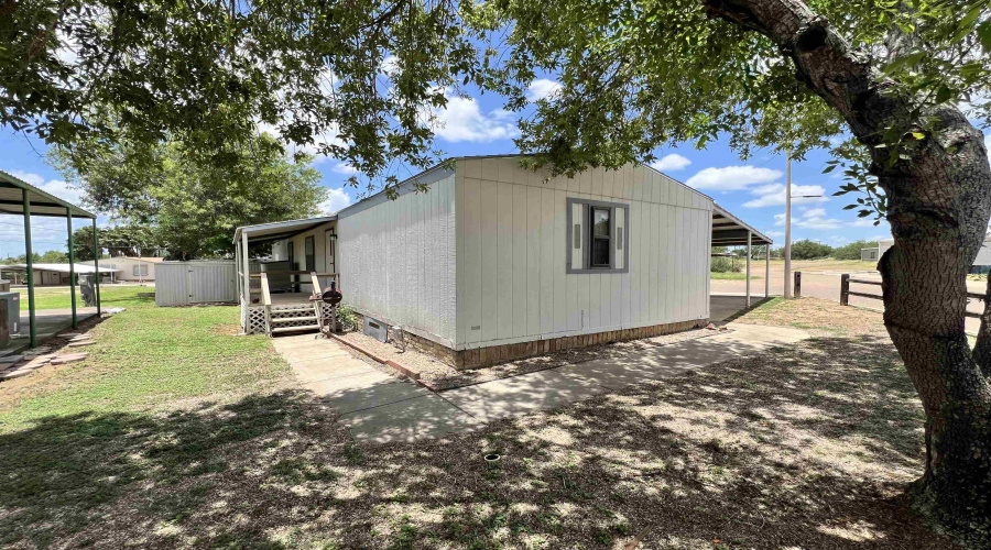 102 Autumn Ln., Zapata, Texas 78076, 2 Bedrooms Bedrooms, 4 Rooms Rooms,2 BathroomsBathrooms,Residential,For Sale,102 Autumn Ln.,20263893