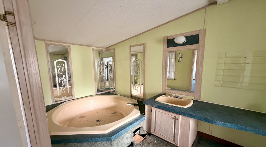 6009 Balcones Dr, Laredo, Texas 78046, 7 Bedrooms Bedrooms, 14 Rooms Rooms,4 BathroomsBathrooms,Residential,For Sale,6009 Balcones Dr,20263894