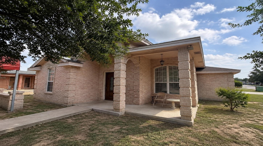 1902 Delmar St., Zapata, Texas 78076, 6 Bedrooms Bedrooms, 8 Rooms Rooms,2 BathroomsBathrooms,Residential,For Sale,1902 Delmar St.,20263895