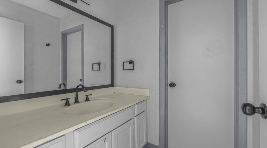2901 San Agustin Ave, LAREDO, Texas 78040, 1 Room Rooms,3 BathroomsBathrooms,Commercial retail/office,For Sale,2901 San Agustin Ave,20263891