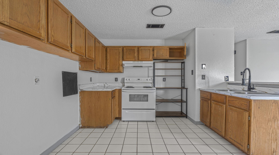 2901 San Agustin Ave, LAREDO, Texas 78040, 1 Room Rooms,3 BathroomsBathrooms,Commercial retail/office,For Sale,2901 San Agustin Ave,20263891