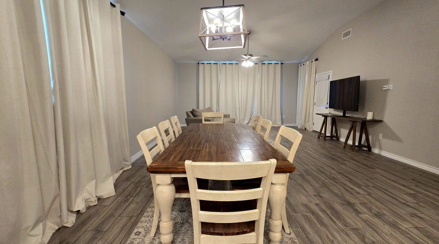 1511 Ocaso Dr., Laredo, Texas 78045, 5 Bedrooms Bedrooms, 8 Rooms Rooms,3 BathroomsBathrooms,Residential,For Sale,1511 Ocaso Dr.,20263082