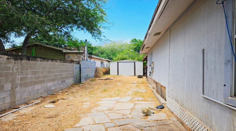4520 Salinas Ave, laredo, Texas 78041, 2 Bedrooms Bedrooms, 3 Rooms Rooms,1 BathroomBathrooms,Residential,For Sale,4520 Salinas Ave,20263899