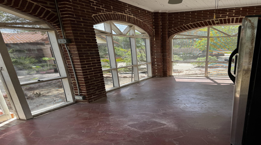 720 N Stone Ave, Laredo, Texas 78040, 5 Bedrooms Bedrooms, 10 Rooms Rooms,4 BathroomsBathrooms,Residential,For Rent,720 N Stone Ave,20263900