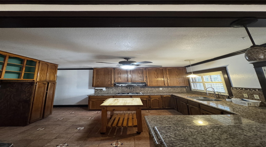 720 N Stone Ave, Laredo, Texas 78040, 5 Bedrooms Bedrooms, 10 Rooms Rooms,4 BathroomsBathrooms,Residential,For Rent,720 N Stone Ave,20263900