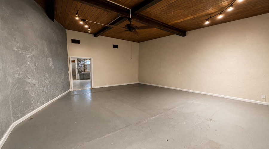 3710 San Bernardo Ave, Laredo, Texas 78041, 1 Room Rooms,4 BathroomsBathrooms,Commercial retail/office,For Sale,3710 San Bernardo Ave,20263906