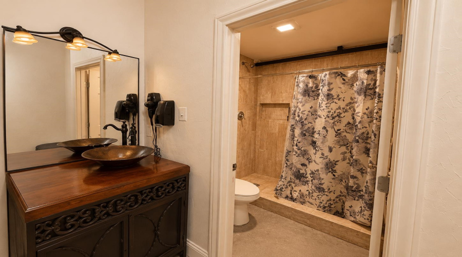 3710 San Bernardo Ave, Laredo, Texas 78041, 1 Room Rooms,4 BathroomsBathrooms,Commercial retail/office,For Sale,3710 San Bernardo Ave,20263906