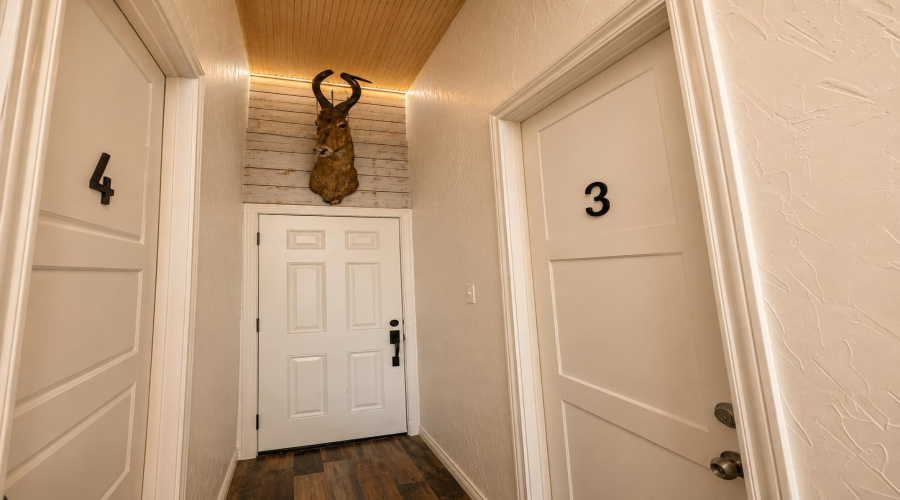 3710 San Bernardo Ave, Laredo, Texas 78041, 1 Room Rooms,4 BathroomsBathrooms,Commercial retail/office,For Sale,3710 San Bernardo Ave,20263906