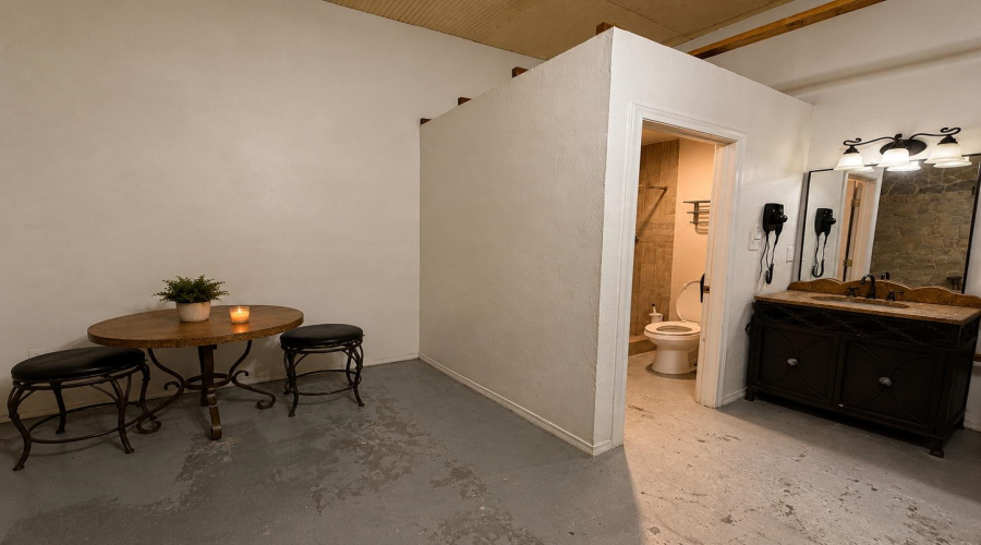3710 San Bernardo Ave, Laredo, Texas 78041, 1 Room Rooms,4 BathroomsBathrooms,Commercial retail/office,For Sale,3710 San Bernardo Ave,20263906