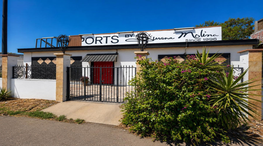 3710 San Bernardo Ave, Laredo, Texas 78041, 1 Room Rooms,4 BathroomsBathrooms,Commercial retail/office,For Sale,3710 San Bernardo Ave,20263906