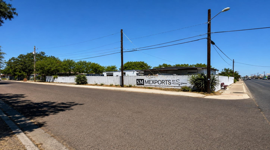 3710 San Bernardo Ave, Laredo, Texas 78041, 1 Room Rooms,4 BathroomsBathrooms,Commercial retail/office,For Sale,3710 San Bernardo Ave,20263906