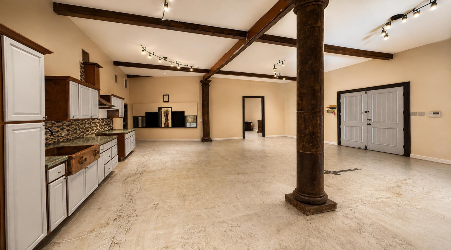 3710 San Bernardo Ave, Laredo, Texas 78041, 1 Room Rooms,4 BathroomsBathrooms,Commercial retail/office,For Sale,3710 San Bernardo Ave,20263906