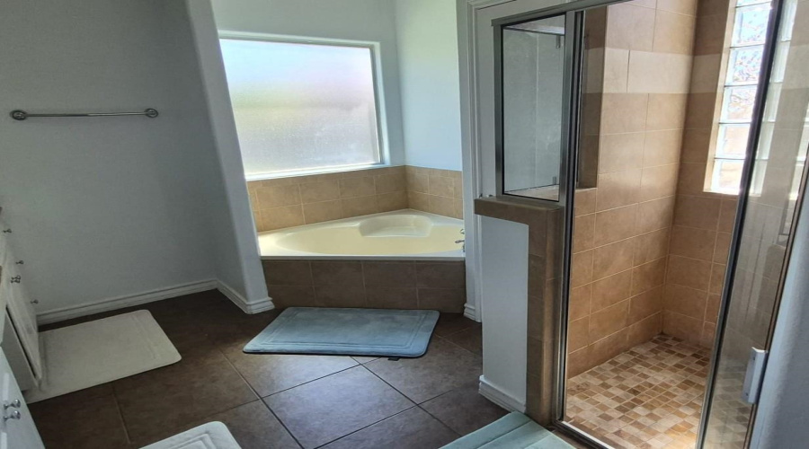 2943 Mehlhorn Lp, Laredo, Texas 78045, 4 Bedrooms Bedrooms, 8 Rooms Rooms,3 BathroomsBathrooms,Residential,For Sale,2943 Mehlhorn Lp,20261322