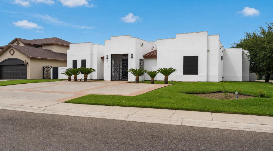 3101 Mark Twain Dr, Laredo, Texas 78041, 4 Bedrooms Bedrooms, 10 Rooms Rooms,5 BathroomsBathrooms,Residential,For Sale,3101 Mark Twain Dr,20263915