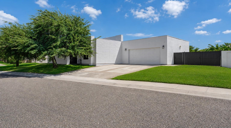 3101 Mark Twain Dr, Laredo, Texas 78041, 4 Bedrooms Bedrooms, 10 Rooms Rooms,5 BathroomsBathrooms,Residential,For Sale,3101 Mark Twain Dr,20263915