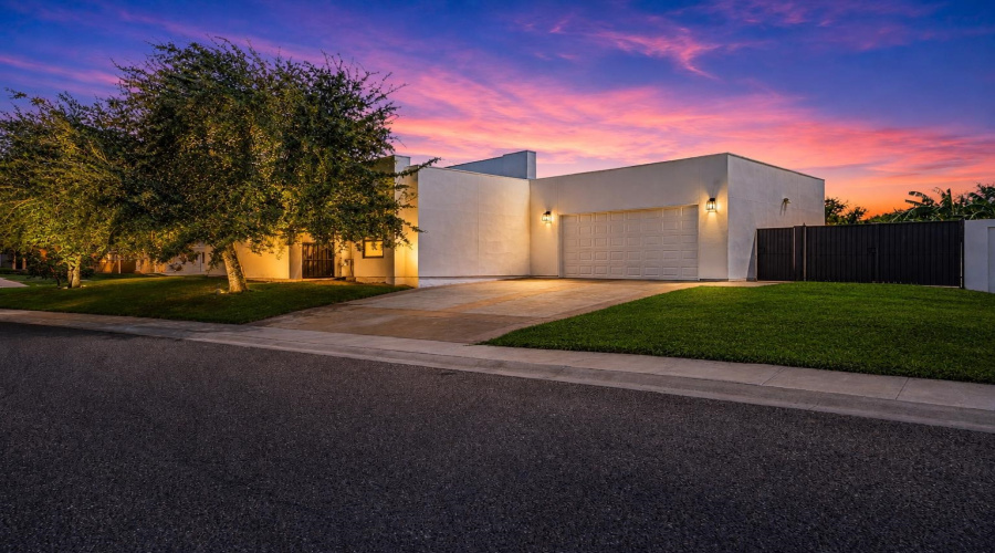 3101 Mark Twain Dr, Laredo, Texas 78041, 4 Bedrooms Bedrooms, 10 Rooms Rooms,5 BathroomsBathrooms,Residential,For Sale,3101 Mark Twain Dr,20263915