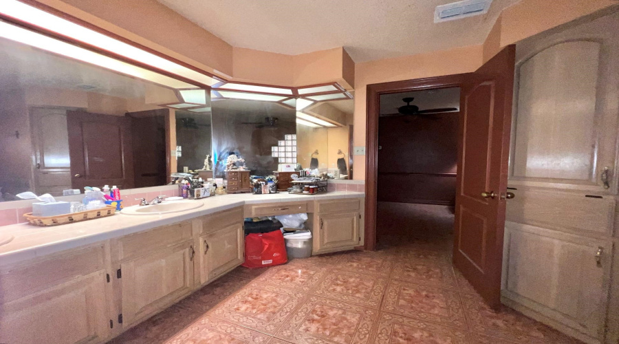 1505 Palmer Dr, Laredo, Texas 78045, 5 Bedrooms Bedrooms, 11 Rooms Rooms,6 BathroomsBathrooms,Residential,For Sale,1505 Palmer Dr,20263918