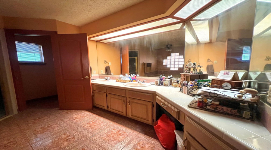 1505 Palmer Dr, Laredo, Texas 78045, 5 Bedrooms Bedrooms, 11 Rooms Rooms,6 BathroomsBathrooms,Residential,For Sale,1505 Palmer Dr,20263918