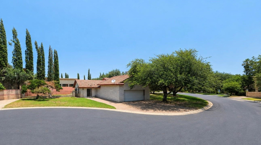 1505 Palmer Dr, Laredo, Texas 78045, 5 Bedrooms Bedrooms, 11 Rooms Rooms,6 BathroomsBathrooms,Residential,For Sale,1505 Palmer Dr,20263918