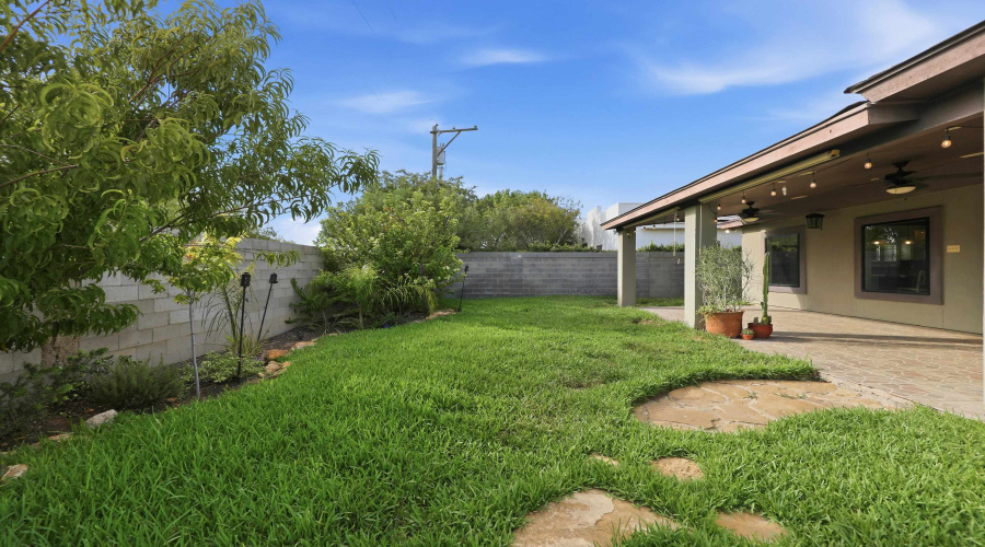 216 Newcastle Dr, Laredo, Texas 78045, 4 Bedrooms Bedrooms, 7 Rooms Rooms,2 BathroomsBathrooms,Residential,For Sale,216 Newcastle Dr,20263921