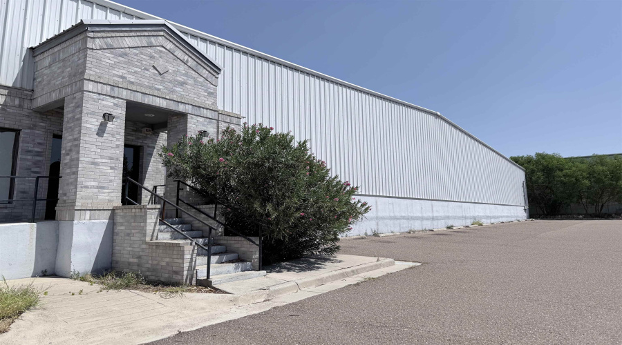 14401 Atlanta Dr, LAREDO, Texas 78045-0000, 1 Bedroom Bedrooms, 21 Rooms Rooms,3 BathroomsBathrooms,Commercial/industrial,For Rent,14401 Atlanta Dr,20263923