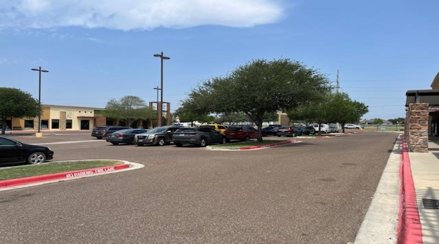 2715 E Del Mar Blvd, Laredo, Texas 78045, 1 Room Rooms,1 BathroomBathrooms,Commercial retail/office,For Rent,2715 E Del Mar Blvd,20263931