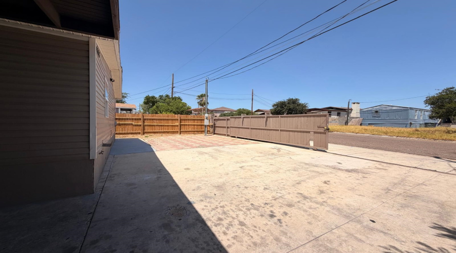 4526 La Cienega Ln, Laredo, Texas 78046, 3 Bedrooms Bedrooms, 7 Rooms Rooms,3 BathroomsBathrooms,Residential,For Sale,4526 La Cienega Ln,20263932