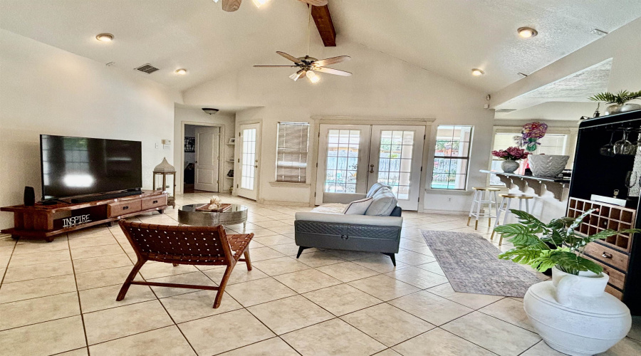 115 Yellowstone Lake Dr, Laredo, Texas 78041, 4 Bedrooms Bedrooms, 7 Rooms Rooms,3 BathroomsBathrooms,Residential,For Sale,115 Yellowstone Lake Dr,20261260