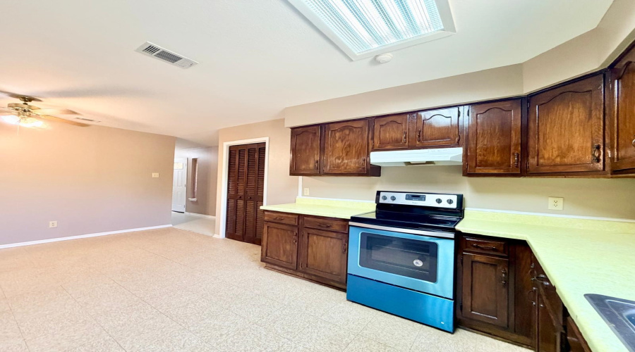 223 S Dakota St S, Laredo, Texas 78041, 3 Bedrooms Bedrooms, 7 Rooms Rooms,2 BathroomsBathrooms,Residential,For Rent,223 S Dakota St S,20263936