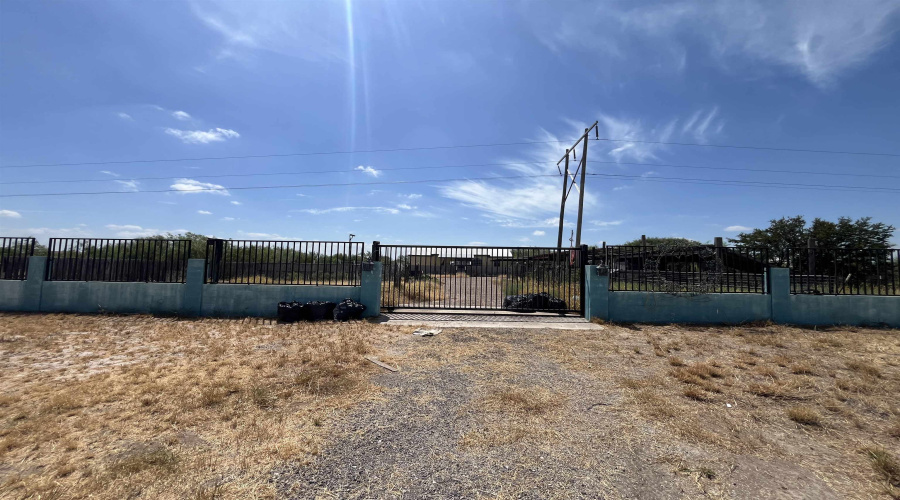 304 Camino Bolivar, Laredo, Texas 78043, 4 Bedrooms Bedrooms, 6 Rooms Rooms,3 BathroomsBathrooms,Residential,For Sale,304 Camino Bolivar,20263937