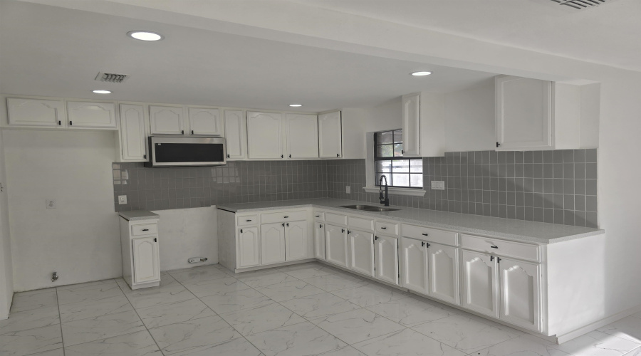 8606 Puerto Viejo, Laredo, Texas 78045-6225, 4 Bedrooms Bedrooms, 6 Rooms Rooms,2 BathroomsBathrooms,Residential,For Sale,8606 Puerto Viejo,20263941