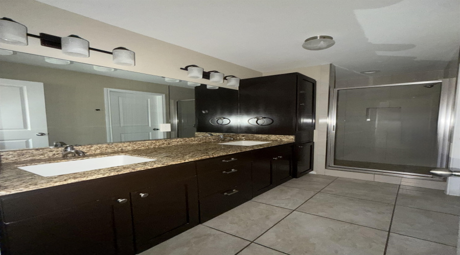 5310 Hacienda Ln, Laredo, Texas 78046, 3 Bedrooms Bedrooms, 5 Rooms Rooms,2 BathroomsBathrooms,Residential,For Rent,5310 Hacienda Ln,20263944