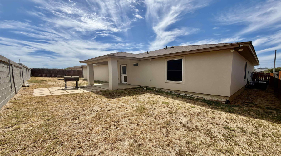 5310 Hacienda Ln, Laredo, Texas 78046, 3 Bedrooms Bedrooms, 5 Rooms Rooms,2 BathroomsBathrooms,Residential,For Rent,5310 Hacienda Ln,20263944