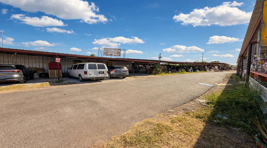 8221 San Dario Ave, Laredo, Texas 78045, 1 Bedroom Bedrooms, 51 Rooms Rooms,4 BathroomsBathrooms,Commercial/industrial,For Sale,8221 San Dario Ave,20263947