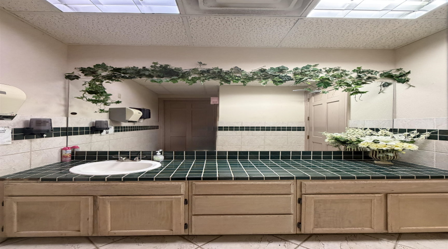 408 Shiloh Dr, Laredo, Texas 78045, 6 Rooms Rooms,2 BathroomsBathrooms,Commercial retail/office,For Rent,408 Shiloh Dr,20263954
