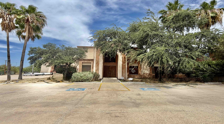 408 Shiloh Dr, Laredo, Texas 78045, 6 Rooms Rooms,2 BathroomsBathrooms,Commercial retail/office,For Rent,408 Shiloh Dr,20263954