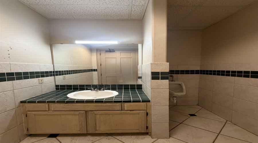 408 Shiloh Dr, Laredo, Texas 78045, 6 Rooms Rooms,2 BathroomsBathrooms,Commercial retail/office,For Rent,408 Shiloh Dr,20263954
