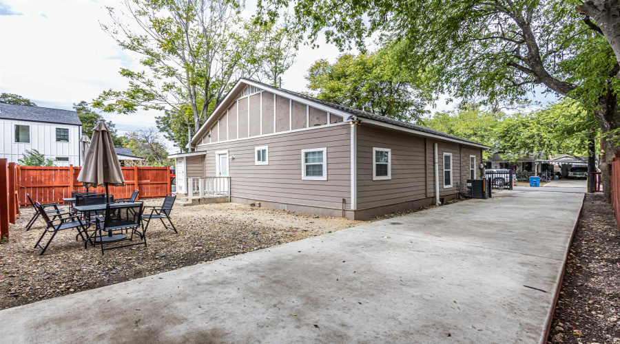 1202 N Center, San Antonio, Texas 78202, 4 Bedrooms Bedrooms, 7 Rooms Rooms,3 BathroomsBathrooms,Residential,For Sale,1202 N Center,20263951