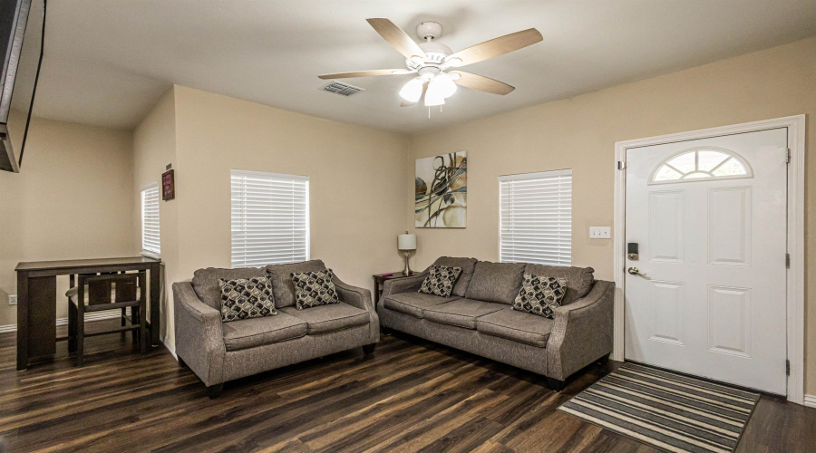 1202 N Center, San Antonio, Texas 78202, 4 Bedrooms Bedrooms, 7 Rooms Rooms,3 BathroomsBathrooms,Residential,For Sale,1202 N Center,20263951