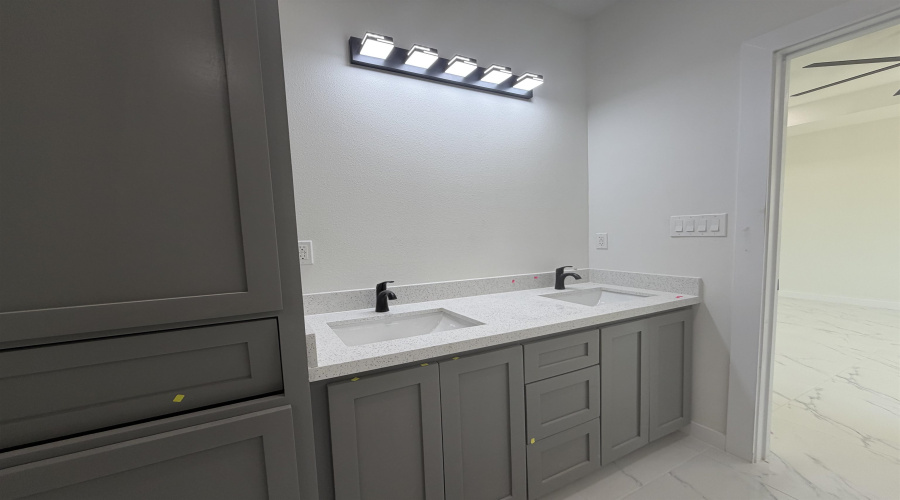 6710 El Bosal Ln., LAREDO, Texas 78046, 3 Bedrooms Bedrooms, 6 Rooms Rooms,2 BathroomsBathrooms,Residential,For Sale,6710 El Bosal Ln.,20263955