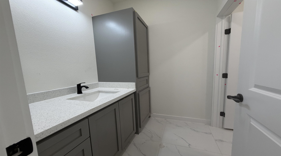6710 El Bosal Ln., LAREDO, Texas 78046, 3 Bedrooms Bedrooms, 6 Rooms Rooms,2 BathroomsBathrooms,Residential,For Sale,6710 El Bosal Ln.,20263955