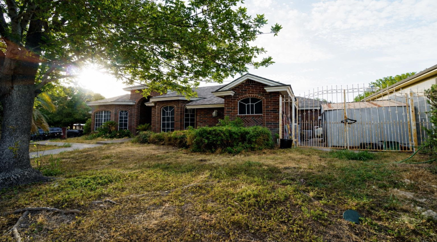 1616 Whitewood Dr, Laredo, Texas 78045, 3 Bedrooms Bedrooms, 6 Rooms Rooms,2 BathroomsBathrooms,Residential,For Sale,1616 Whitewood Dr,20263956