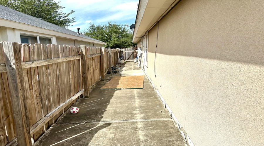 11133 Escandon Dr, LAREDO, Texas 78045, 3 Bedrooms Bedrooms, 5 Rooms Rooms,2 BathroomsBathrooms,Residential,For Sale,11133 Escandon Dr,20263957