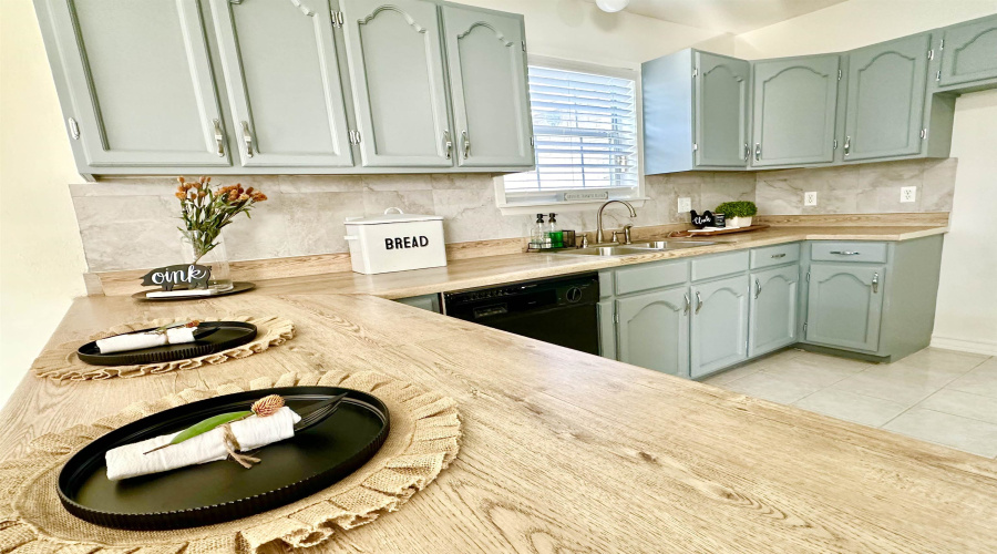 142 Salamanca Ave, LAREDO, Texas 78046-8406, 3 Bedrooms Bedrooms, 6 Rooms Rooms,2 BathroomsBathrooms,Residential,For Sale,142 Salamanca Ave,20263960