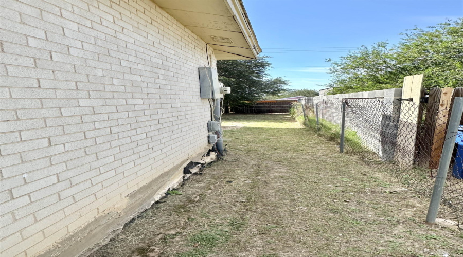 142 Salamanca Ave, LAREDO, Texas 78046-8406, 3 Bedrooms Bedrooms, 6 Rooms Rooms,2 BathroomsBathrooms,Residential,For Sale,142 Salamanca Ave,20263960